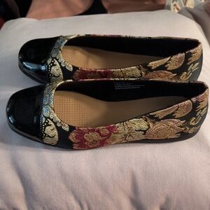 Comfortview Black and Gold Embossed Flats with Rounded Toe